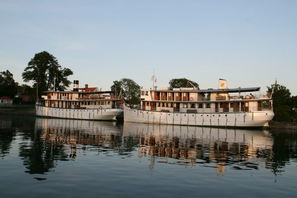 Kanalångarna Wilhelm Tham och Diana på Göta kanal