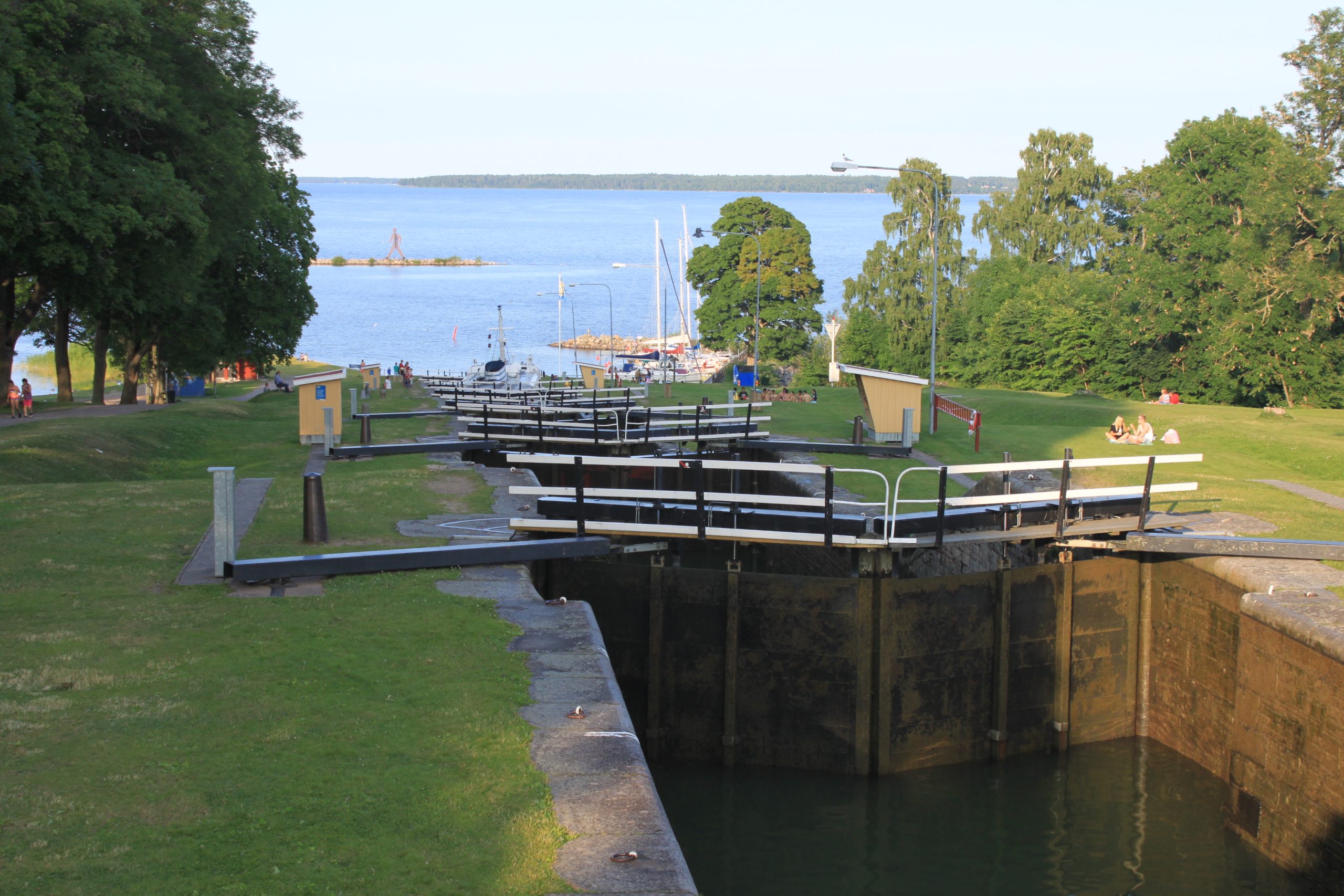 Slusskammare i Carl Johans slusstrappa vid Berg, med sjön Roxen och gästhamnen i bakgrunden