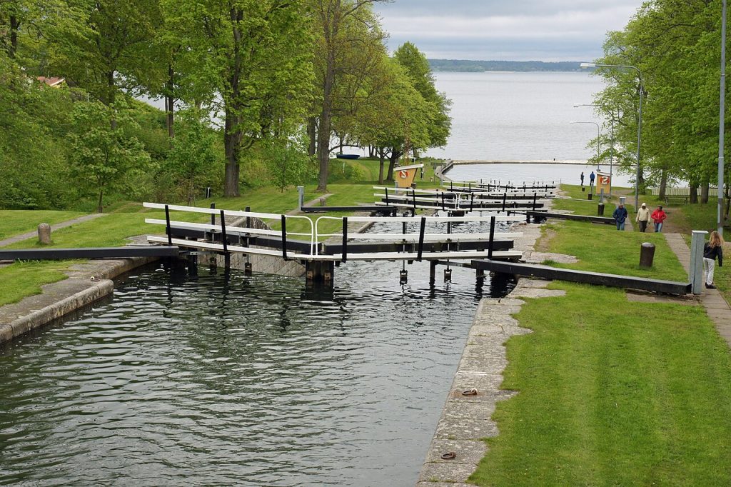 Borenshults slusstrappa vid Göta kanal utanför Motala, med slussportarna i rad och sjön Boren i bakgrunden