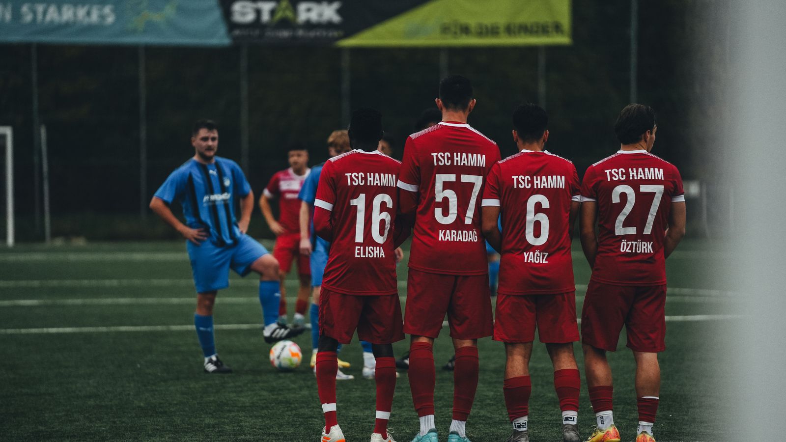 Frispark mot en mur av spelare