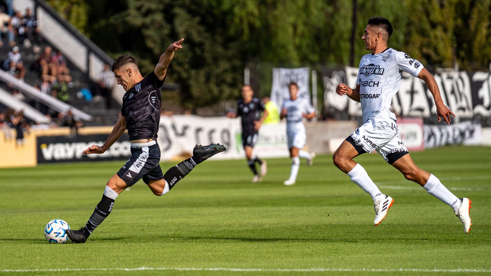 Fotbollsspelare slår ett skott