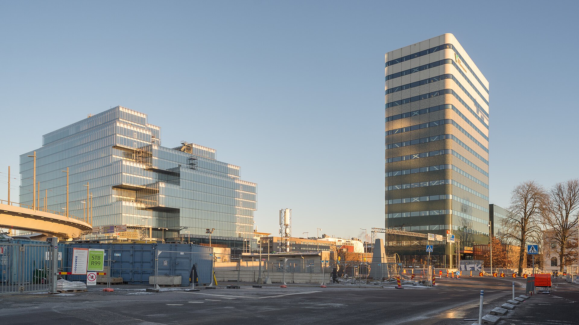 Kontorshus i Gullbergsvass vid Centralenområdet i Göteborg i lågt vinterljus, med pågående byggarbete i förgrunden