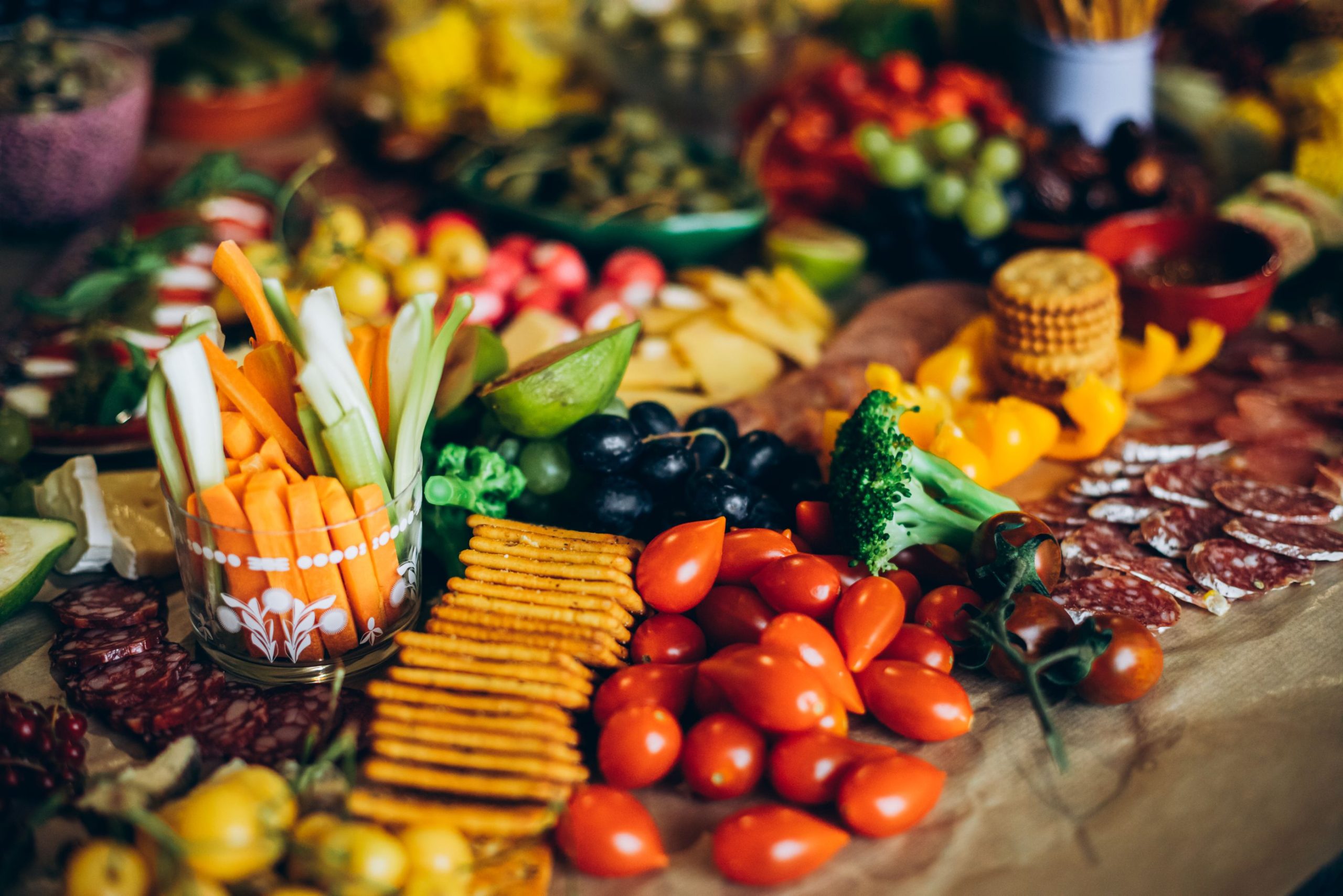 Färgrikt uppdukad varierad mat med grönsaker, frukt och fullkorn