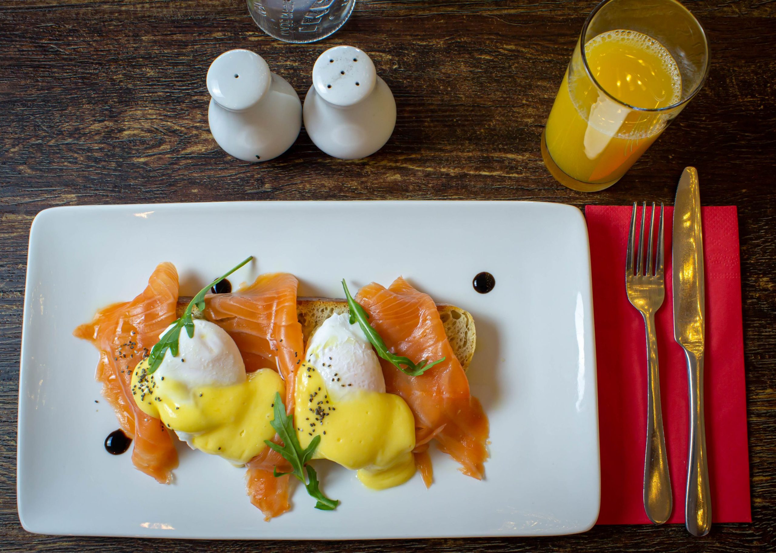 Tallrik med pocherat ägg och rökt lax, källor till vitamin B12