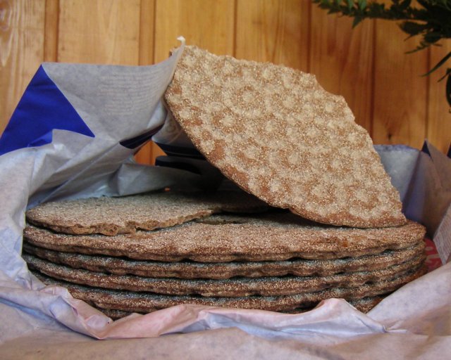 Runda rågknäckebröd staplade i en papperspåse