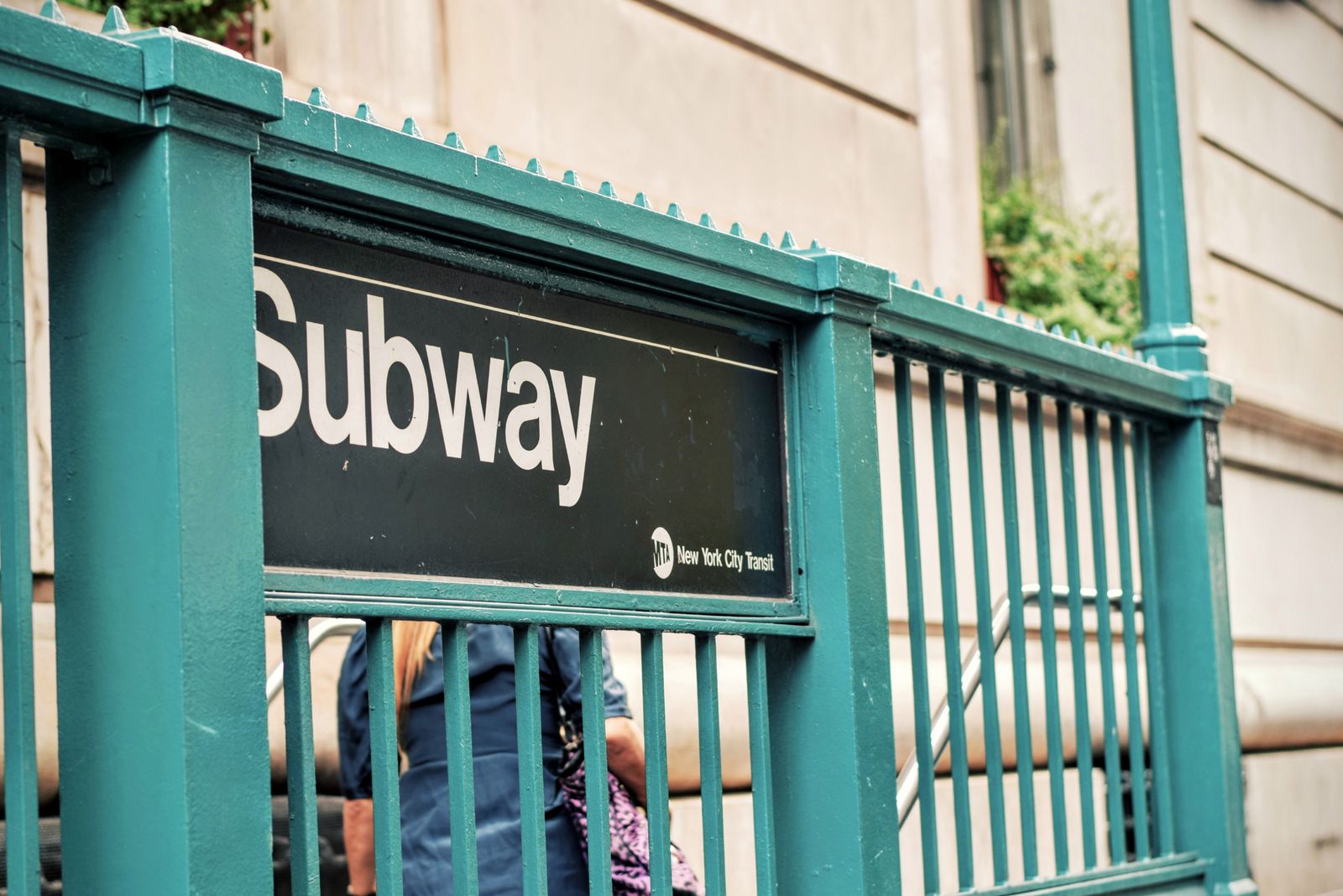 Grön skylt med texten Subway vid en tunnelbaneentré i New York