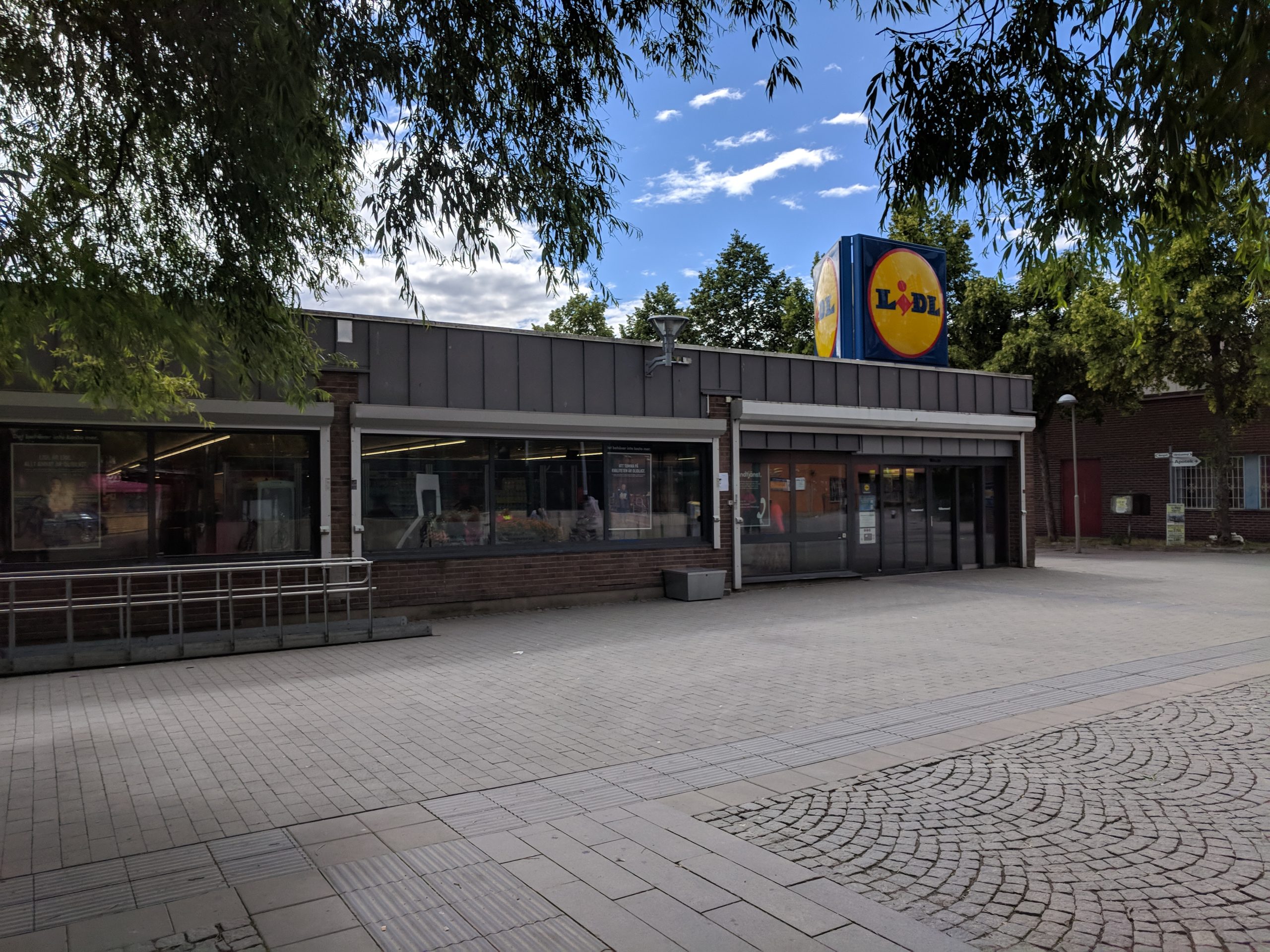 Enplansbyggnaden med Lidl vid Akalla centrum, den byggnad som enligt detaljplanen ska rivas för nya bostäder