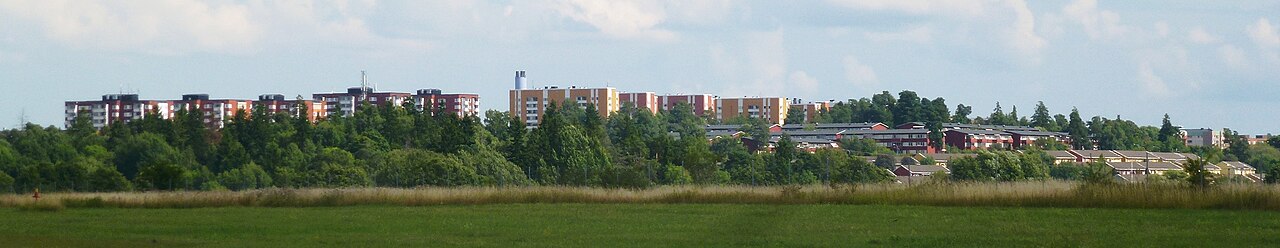 Panorama över Akallas bostadsbebyggelse sedd från Järvafältet