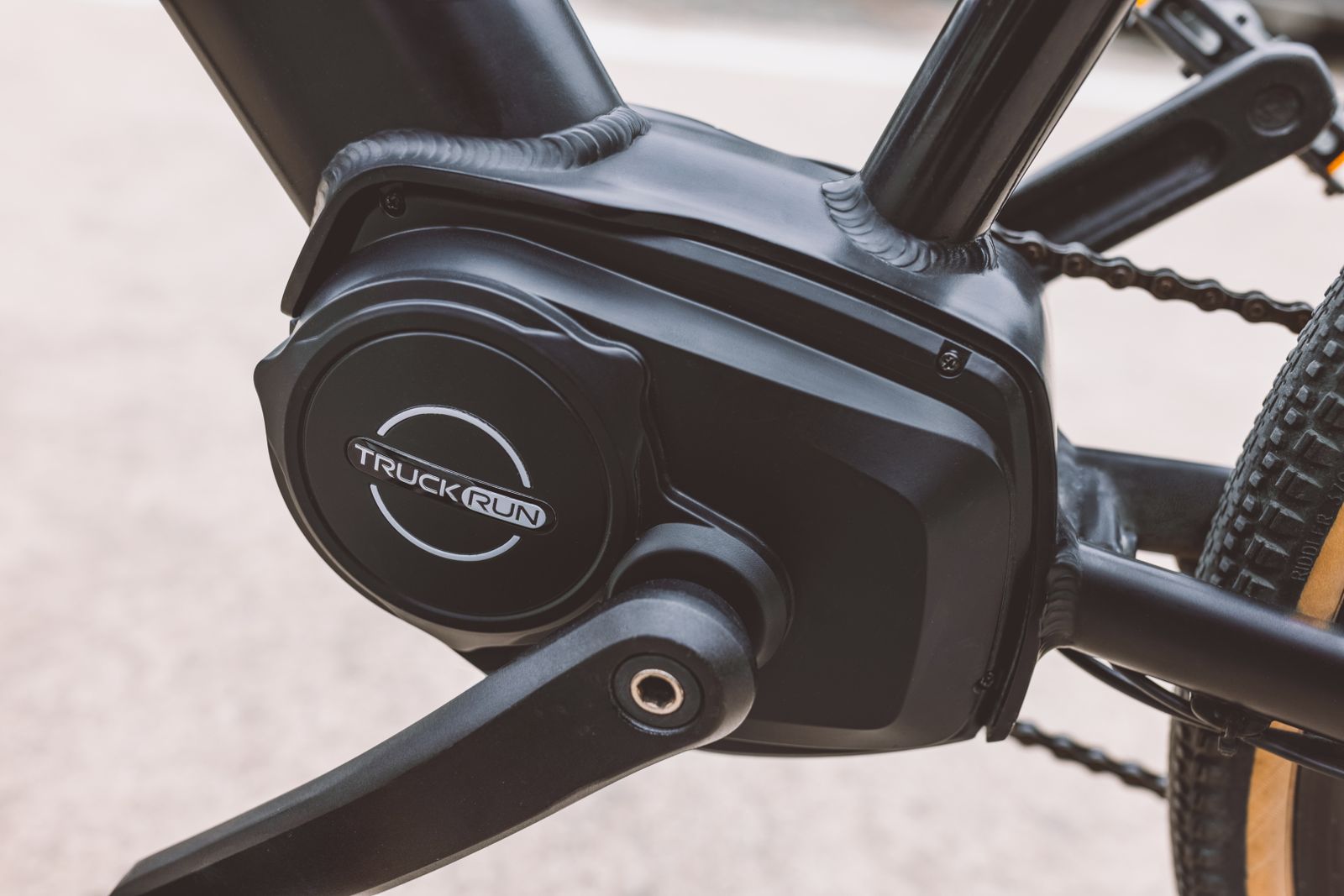 Närbild på en mittmotor vid elcykelns vevparti