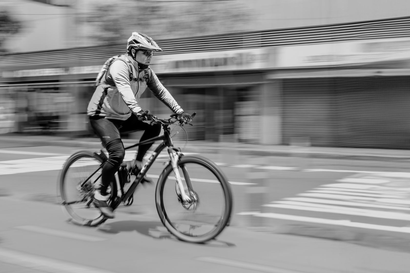 Person cyklar snabbt på en elcykel i stadsmiljö