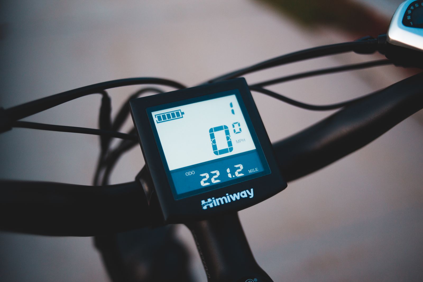 Elcykelns display på styret visar hastighet och batterinivå