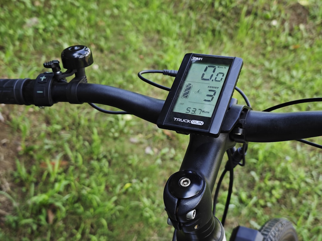 Display på en elcykels styre som visar hastighet, assistnivå och batteri