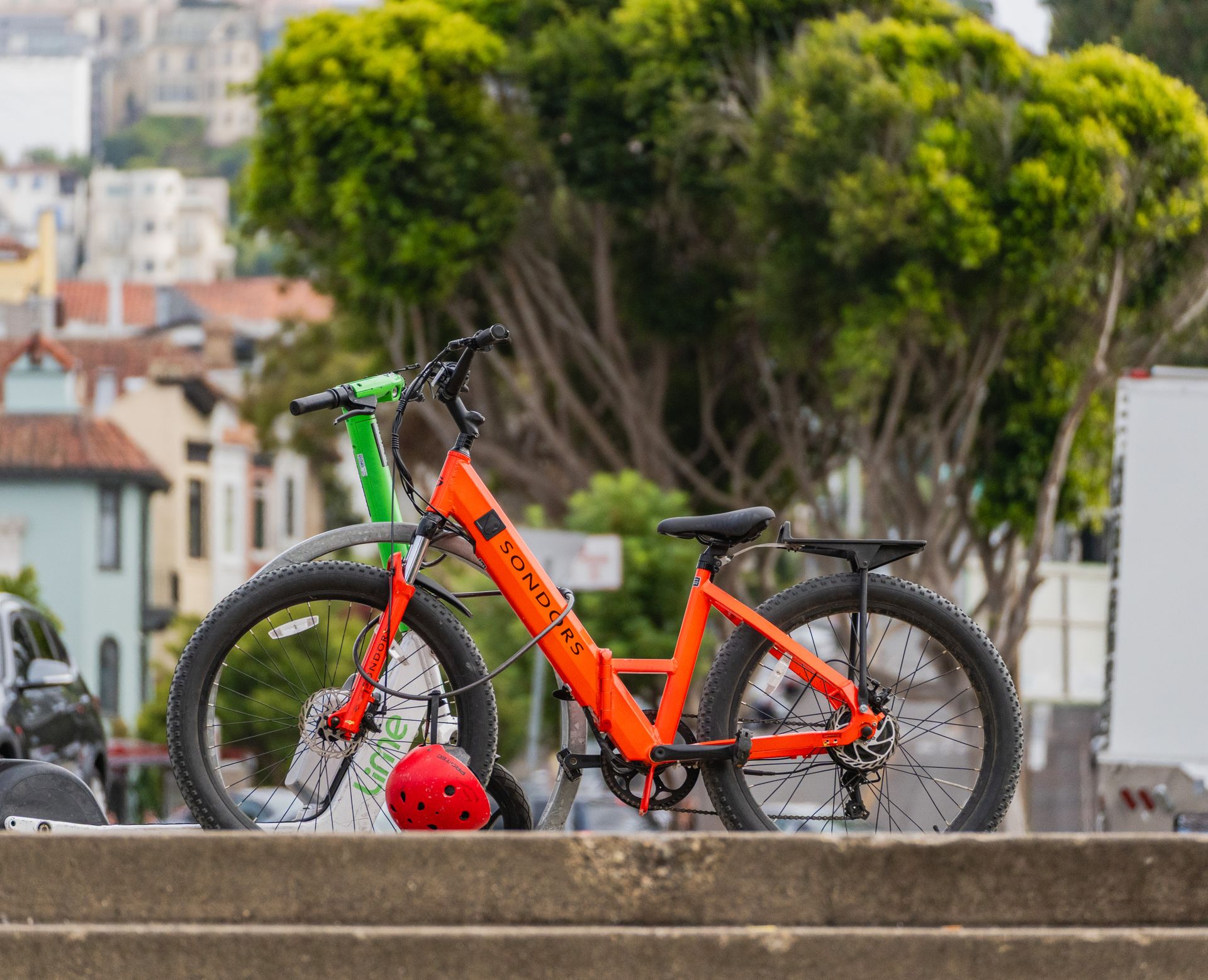 Orange elcykel parkerad utomhus i stadsmiljö