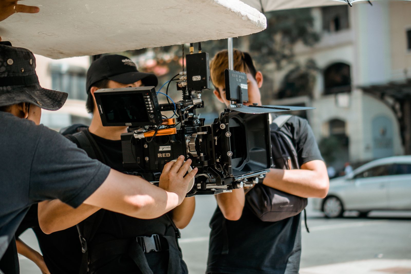 Filmteam med proffskamera på en inspelningsplats