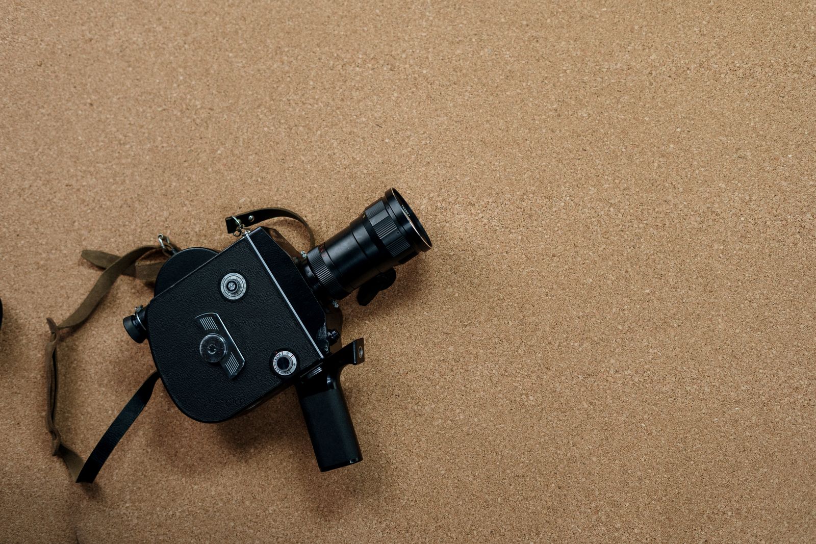 Filmkamera som visar grundläggande filmutrustning