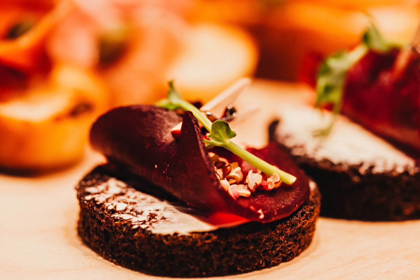 Rödbetssnittar med vegansk chèvre