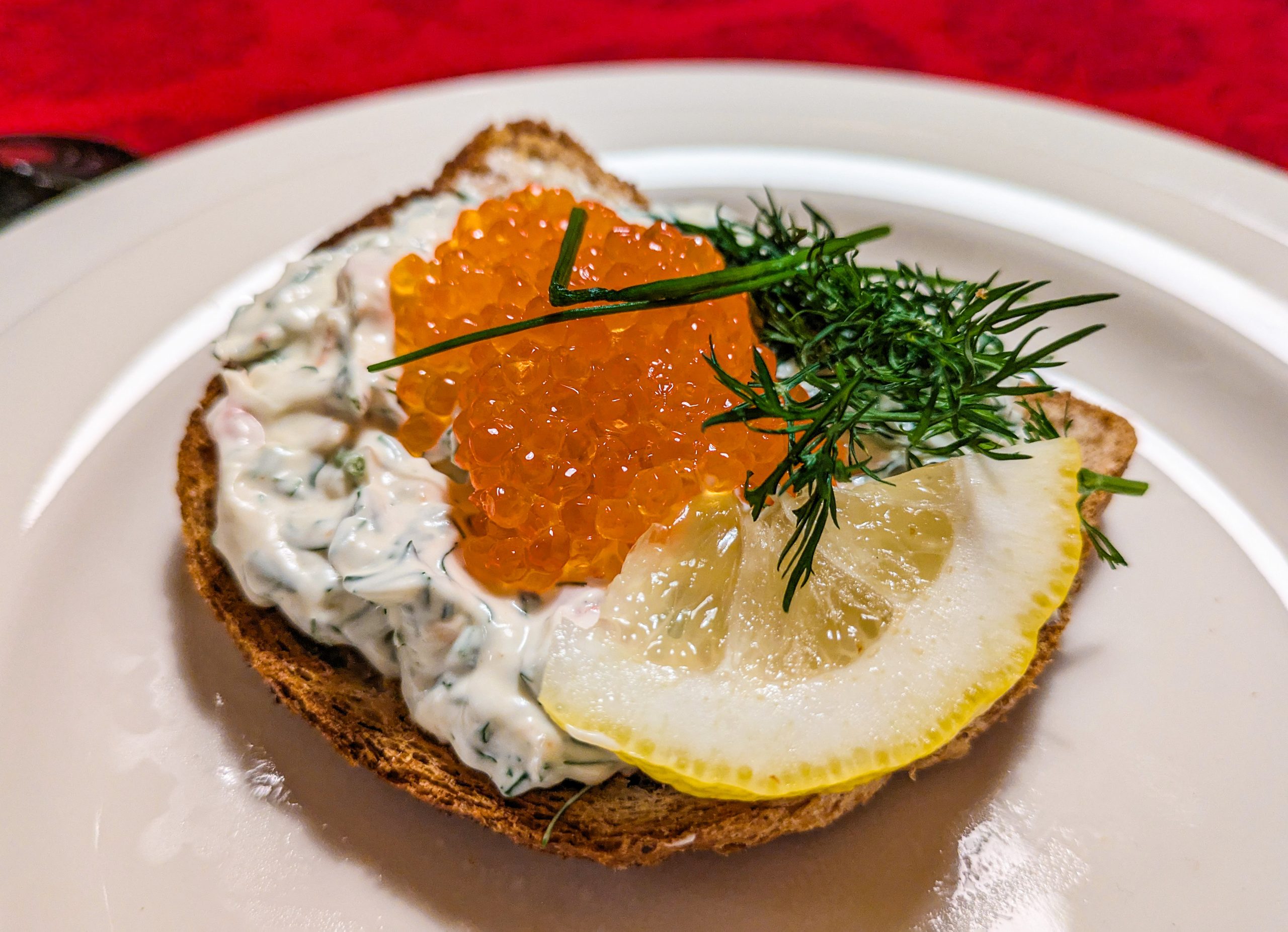 Toast Skagen på smörstekt bröd med räkröra med hackad dill, orange rom, dillvippa och citron