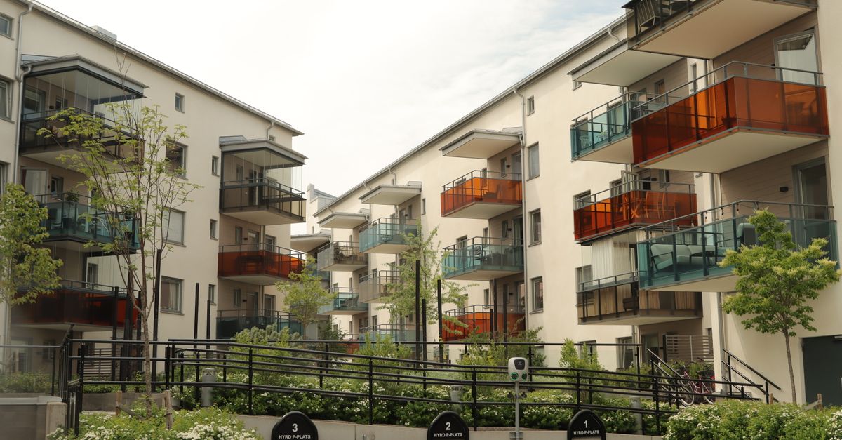 Moderna flerbostadshus med färgglada balkonger och grönskande innergård