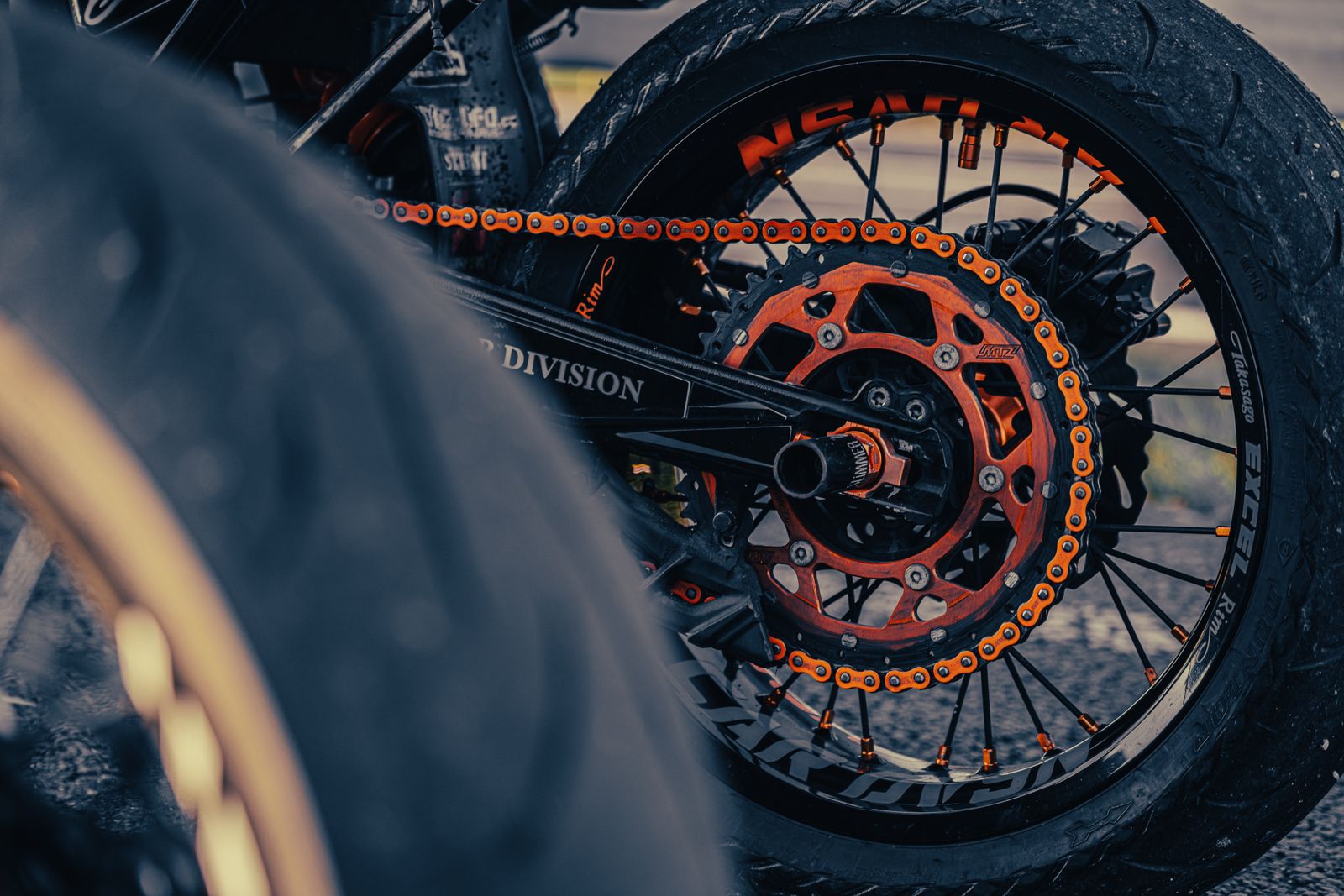 Närbild på motorcykelns kedja och bakdrev