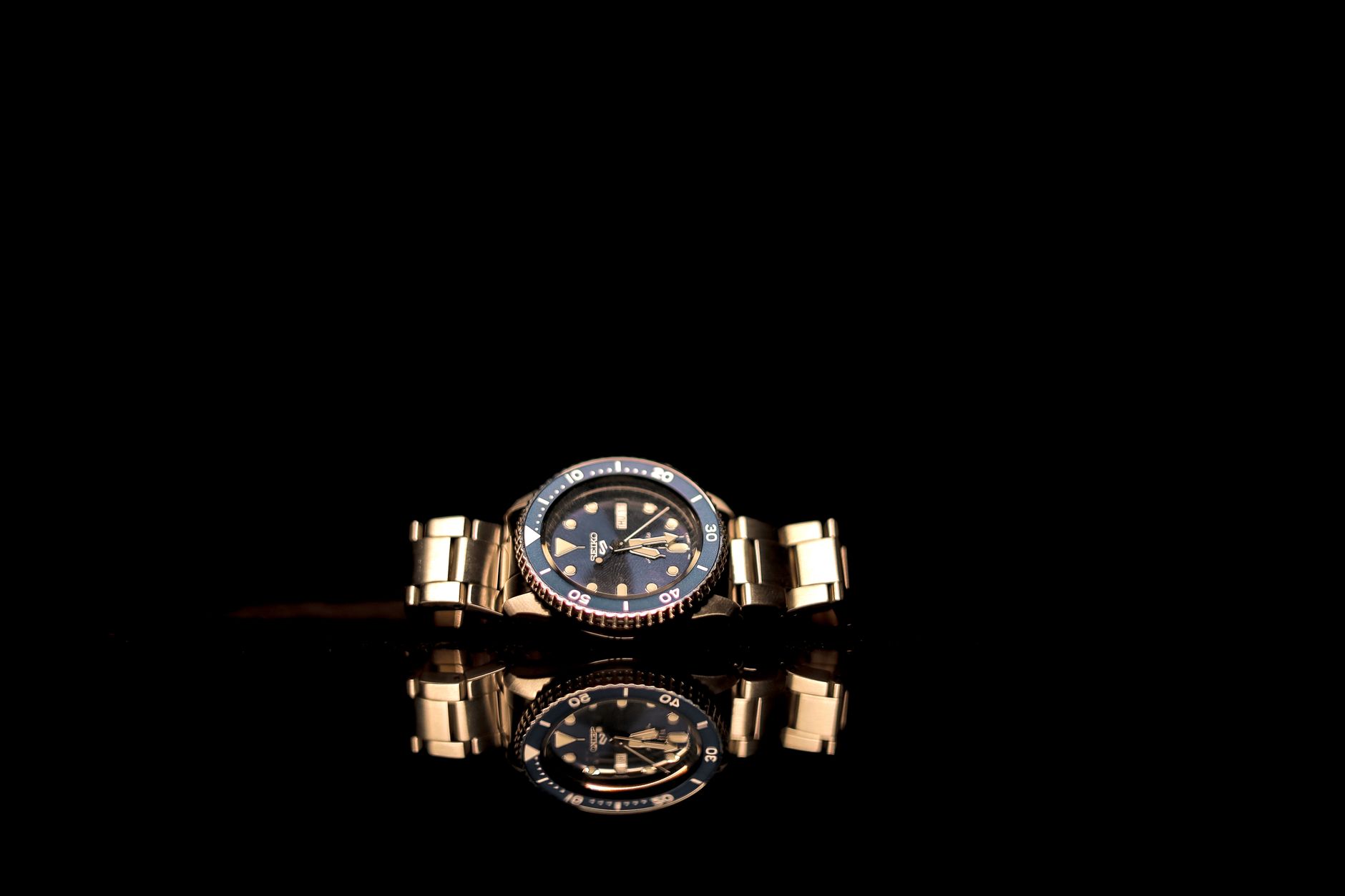 Guldfärgad armbandsklocka