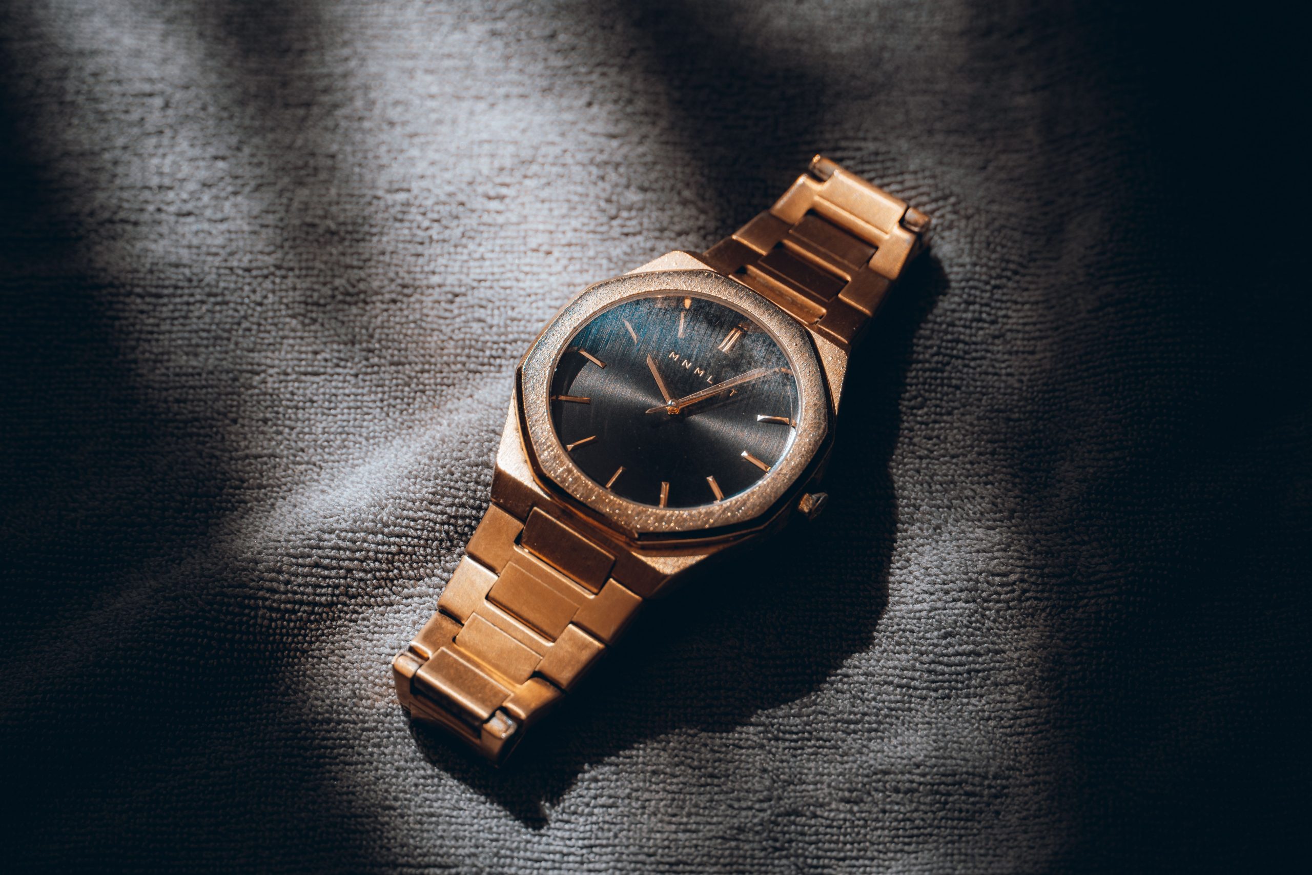 Elegant guldklocka pa morkt tyg