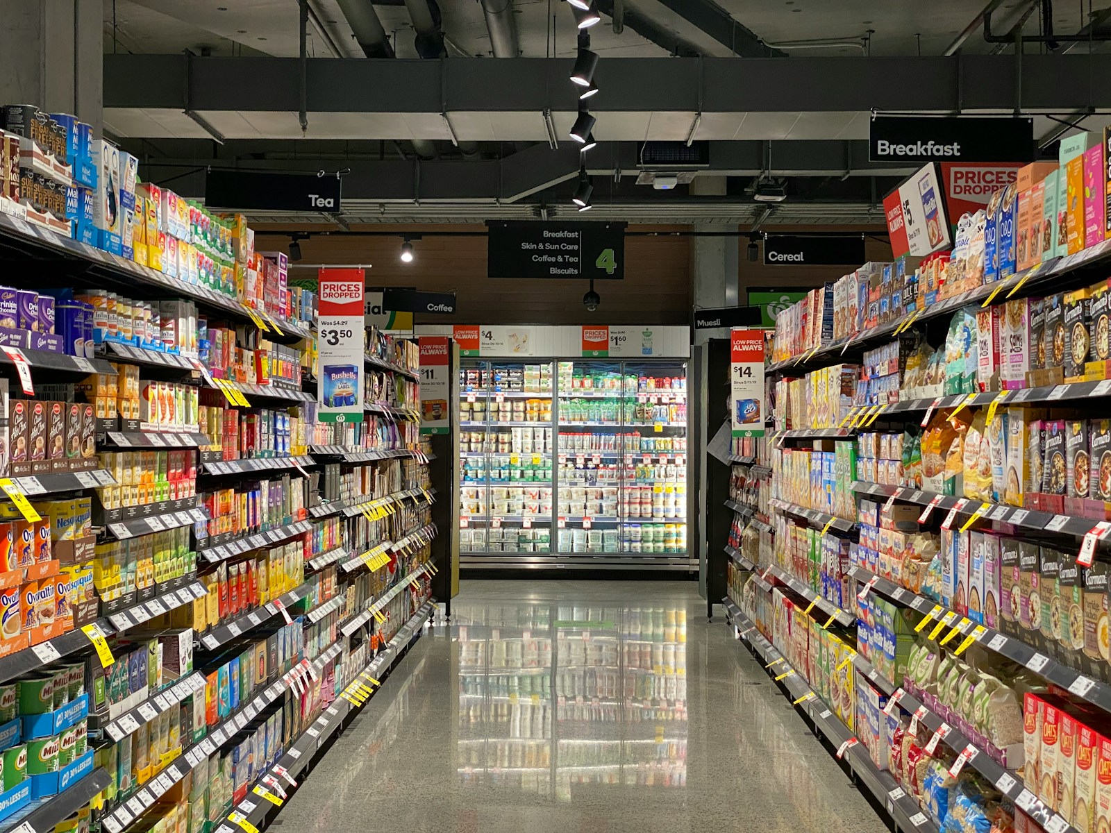 Färgglad livsmedelshylla i en svensk dagligvarubutik med prisskyltar