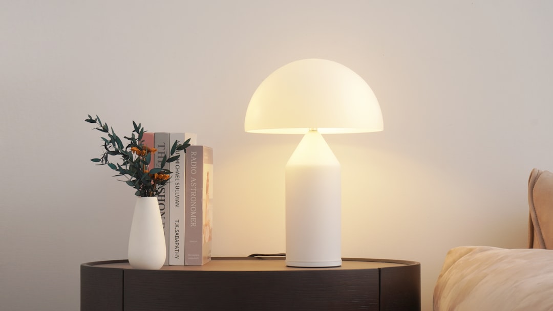 Tänd sängbordslampa som sprider varmt ljus
