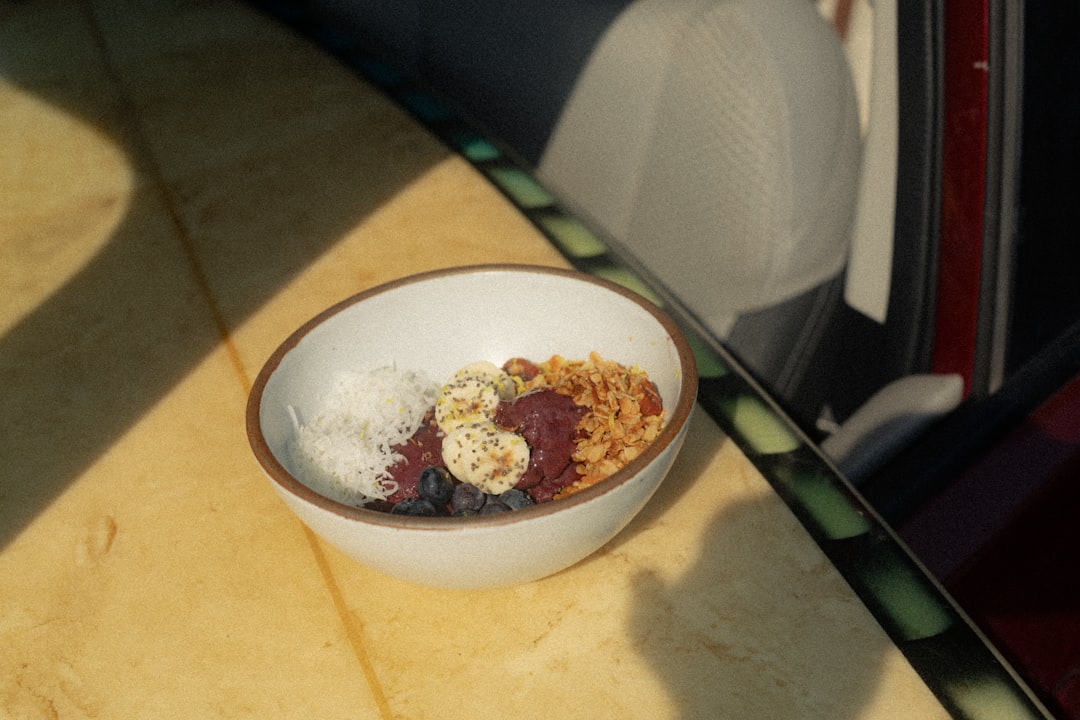 Skål med gröt, frukt och nötter i dagsljus