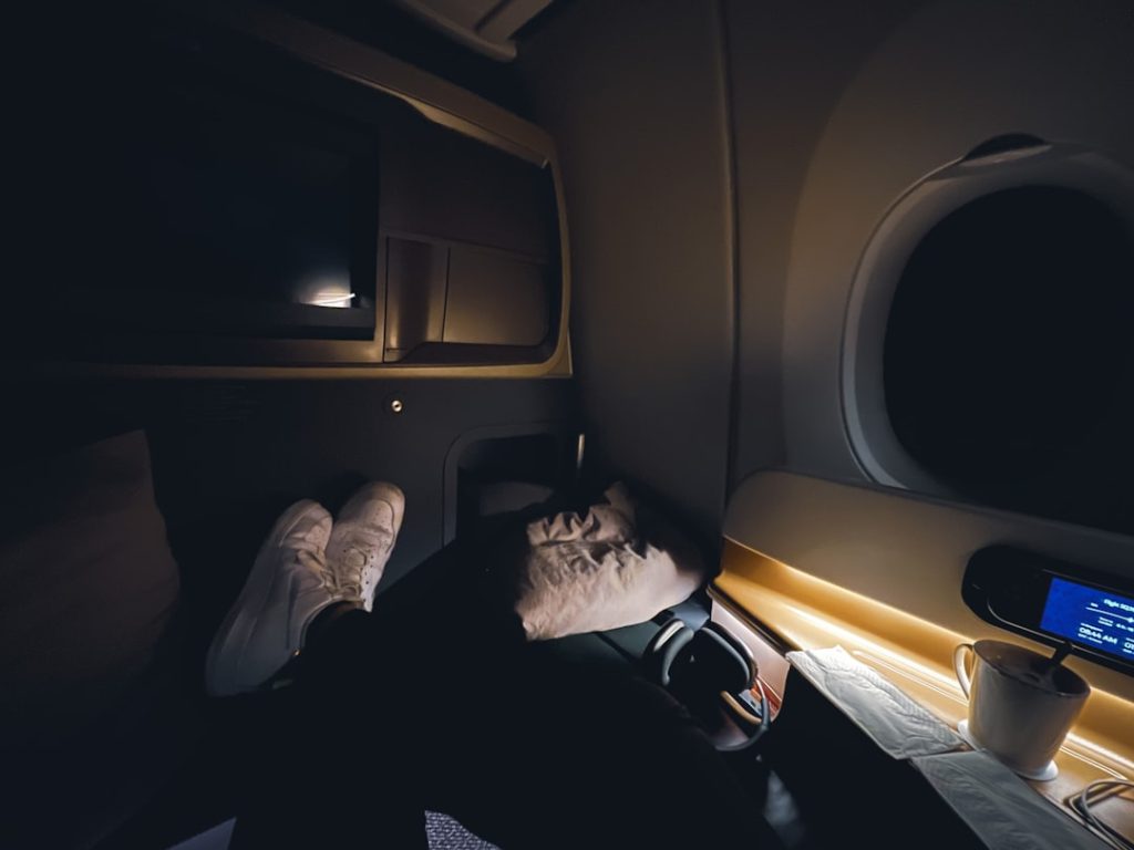 Passagerare som sover i mörk flygplanskabin