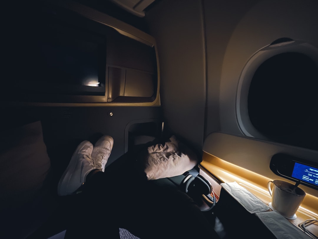 Passagerare som sover i mörk flygplanskabin