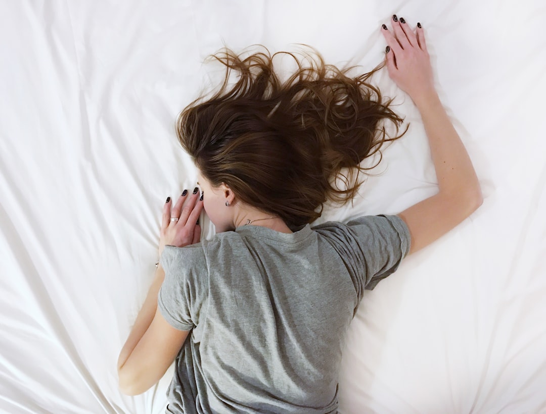 Person som sover på mage med armarna uppåt