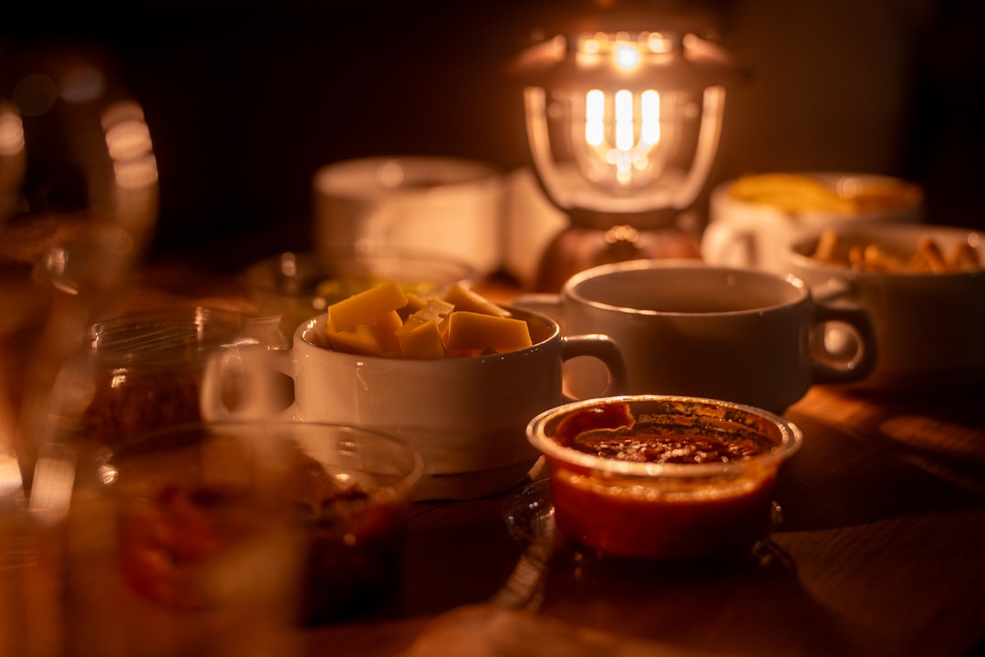Kvällsmåltid med skålar på ett dukat bord