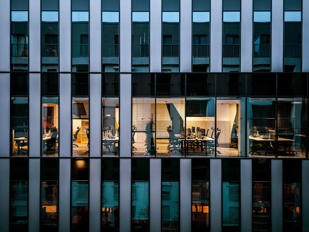 Modern kontorsbyggnad med glasfasad