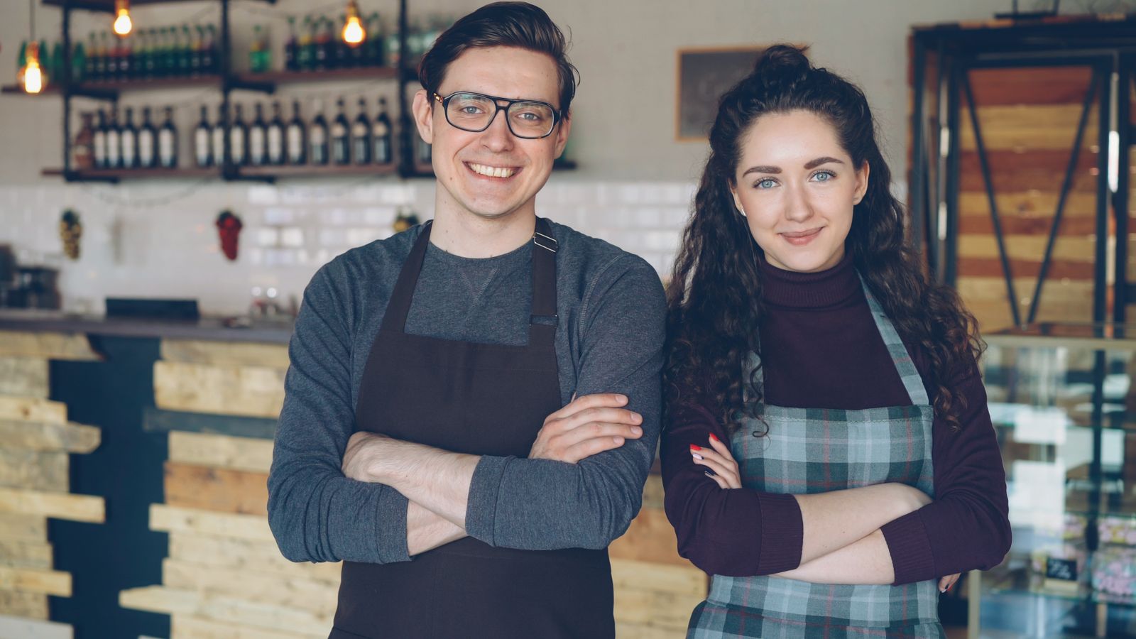 Två kaféägare står i sitt kafé