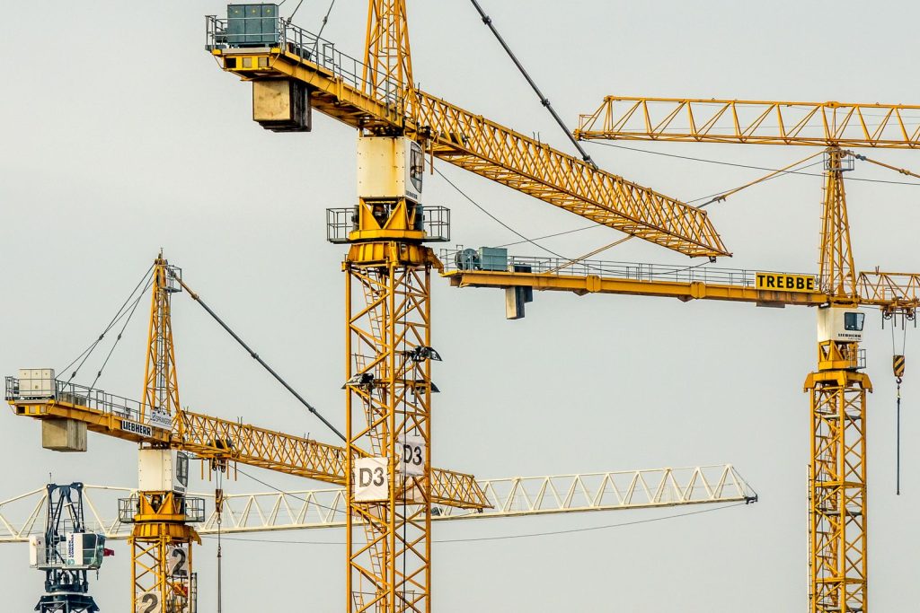 Byggkranar vid ett byggprojekt