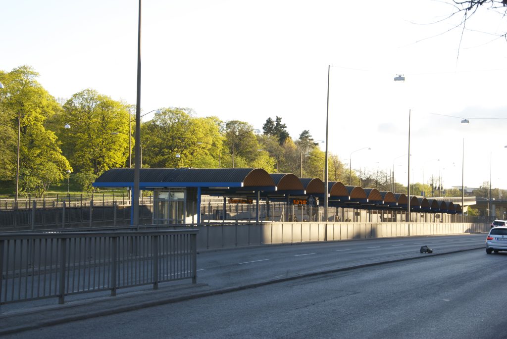 Perrongtaket på Thorildsplans tunnelbanestation i kvällssol med Drottningholmsvägen intill