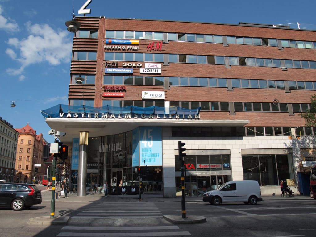 Västermalmsgallerians entré vid Sankt Eriksgatan på Fridhemsplan, Kungsholmen