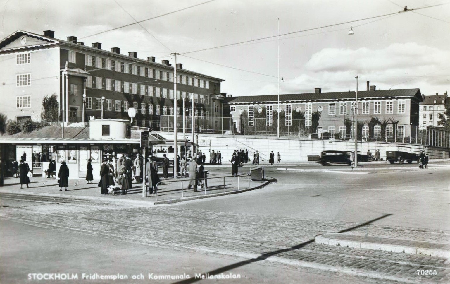 Vykort från 1930-talet över Fridhemsplan med spårvagnshållplats och Kommunala Mellanskolan.