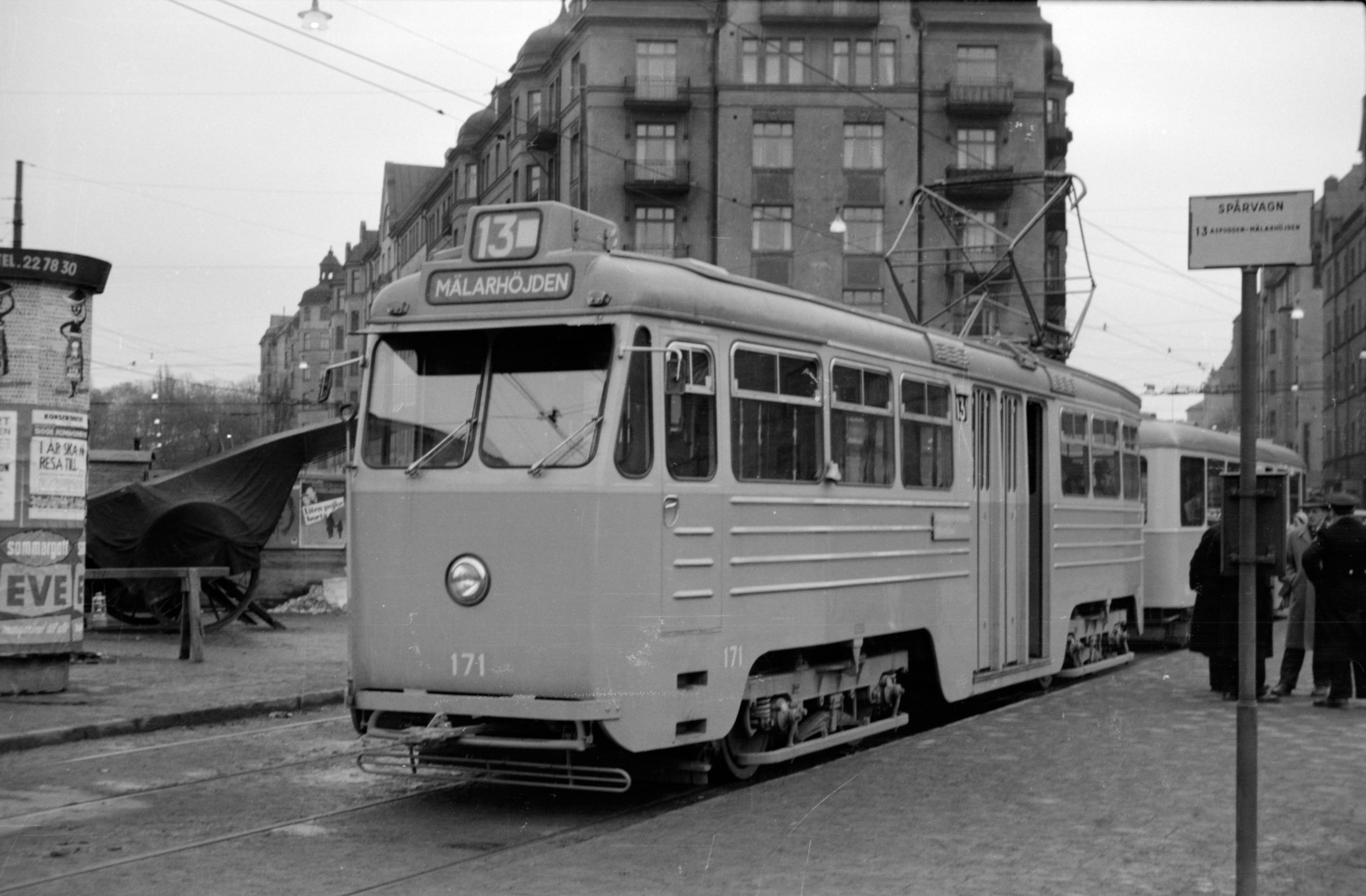 Spårvagn på linje 13 mot Mälarhöjden vid Fridhemsplan en vinterdag 1955.