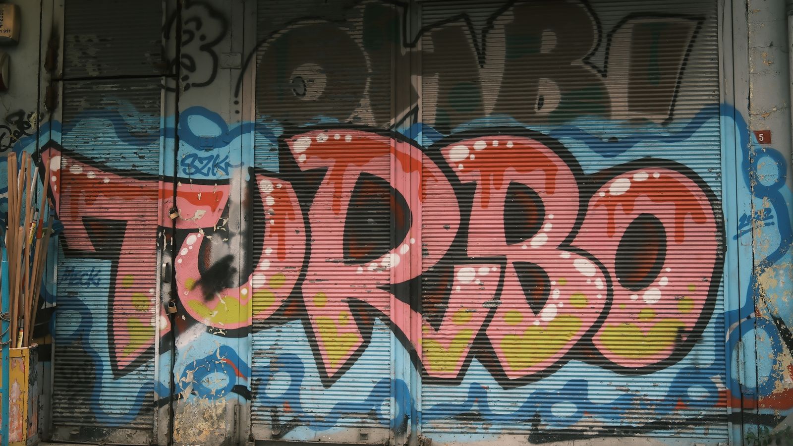 Färgstark graffiti-throw-up på en vägg