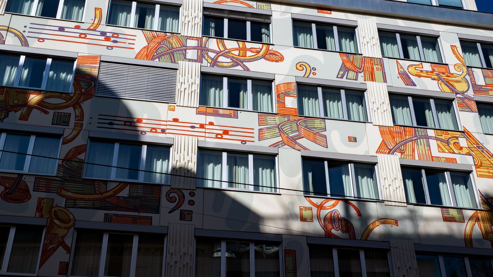 Stor muralmålning på en husfasad