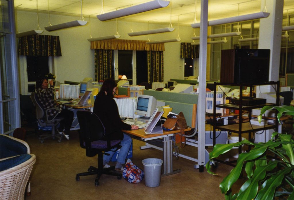 Två telefonister med headset vid skrivbord på Östersunds telefonstation 1995