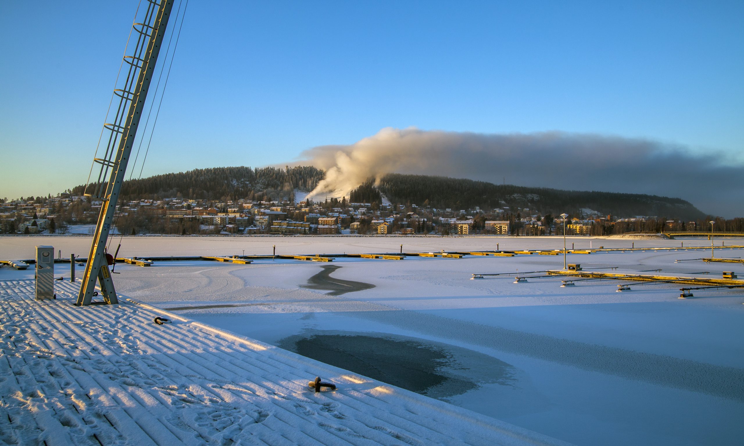 Frösön sedd över isen från Östersunds hamn en solig vinterdag