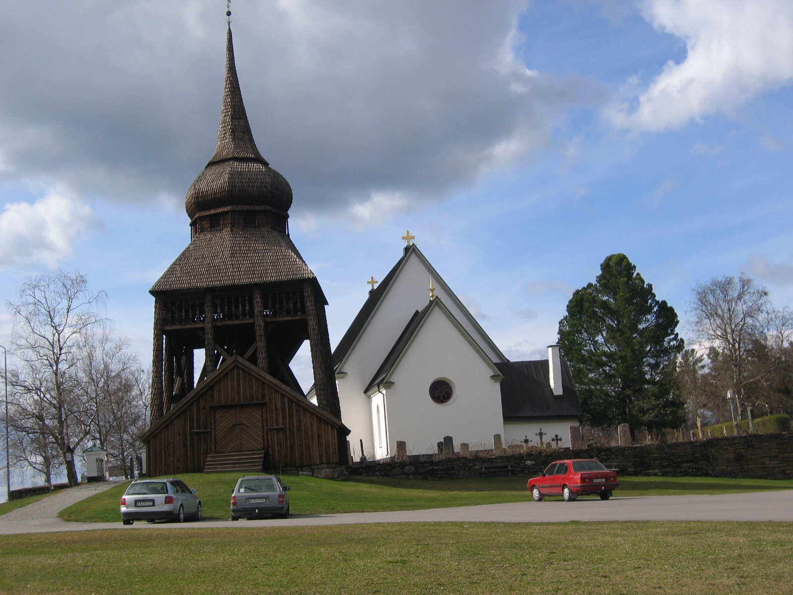 Frösö kyrka med den spånklädda klockstapeln och lökkupolen framför