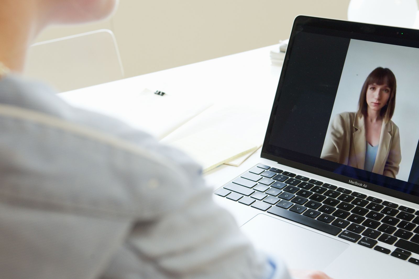 Videomöte med en kollega på en laptop