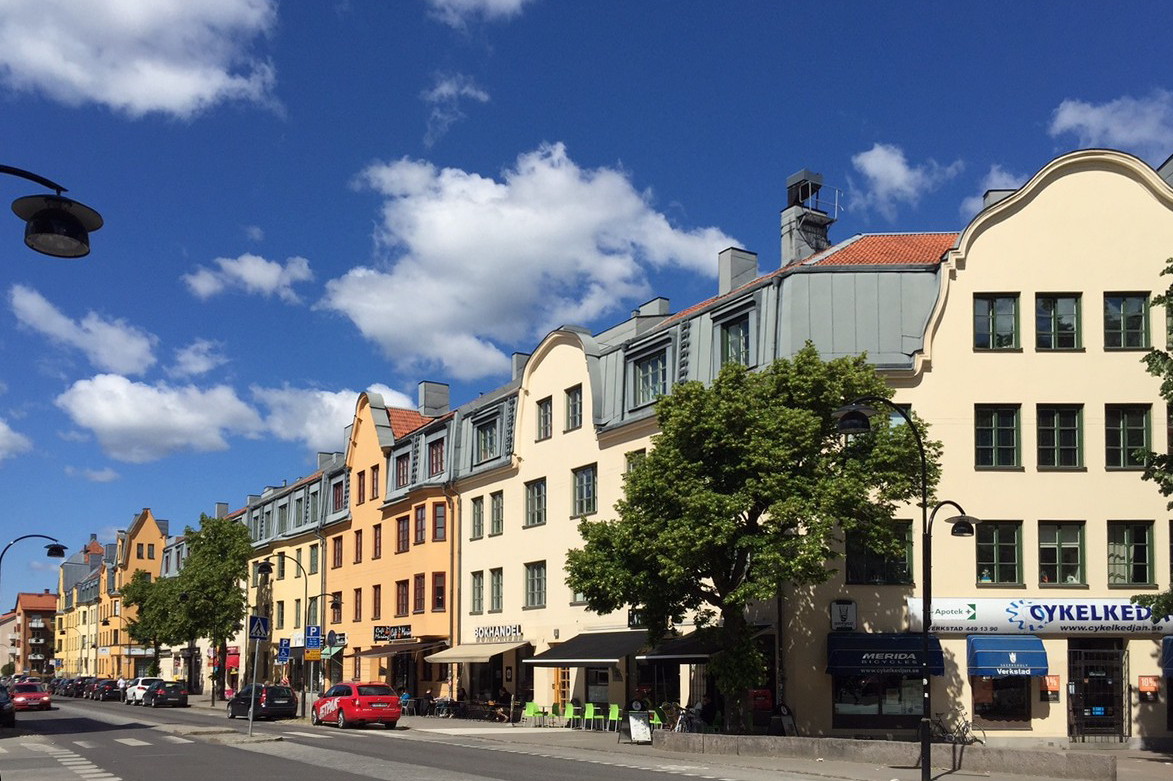 Gatuvy langs Hagerstensvagen i Aspudden med butiker och bostadshus