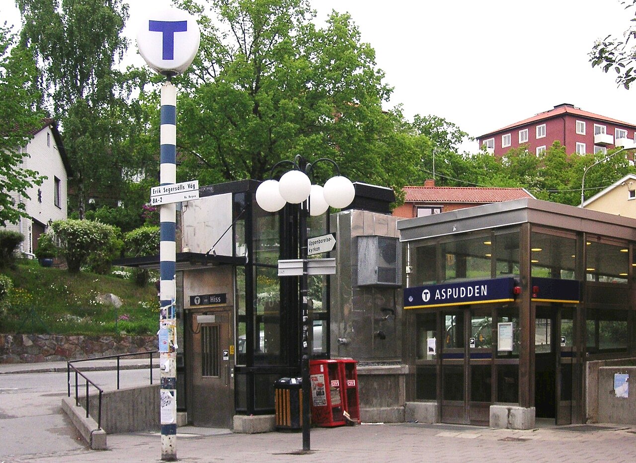 Entren till Aspuddens tunnelbanestation pa roda linjen