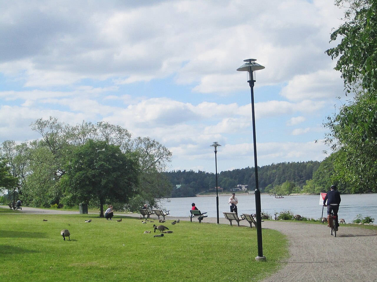 Promenadstrak vid Vintervikens park och vik i Stockholm