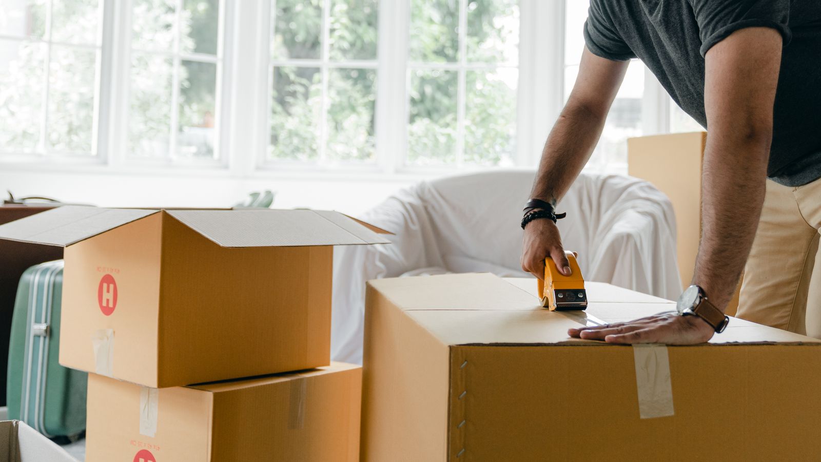 Par packar upp flyttkartonger i en ny lägenhet
