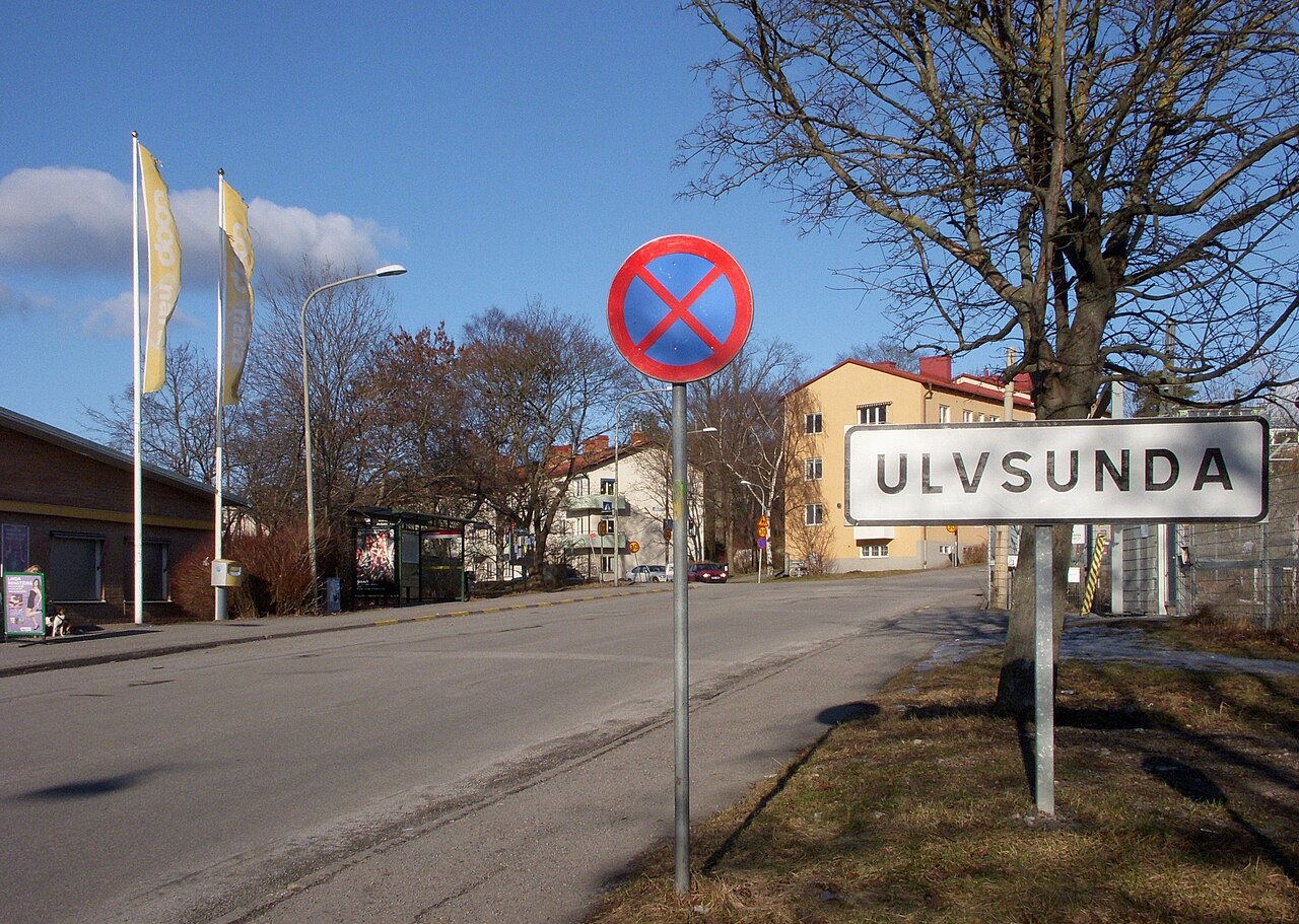 Vägskylt med texten ULVSUNDA vid en gata i Bromma